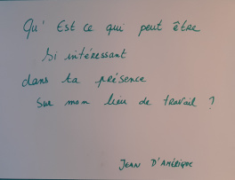 "Qu'est-ce qui peut être si intéressant dans ta présence sur mon lieu de travail ? " Jean D'Amérique